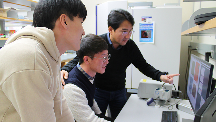 Professor Seungpyo Hong and two visiting scholars in his lab